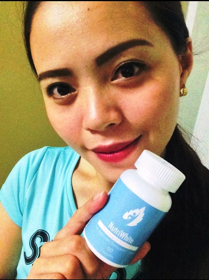 GlutathioneHTML We are showing a girl holding bottle of glutathione capsule image