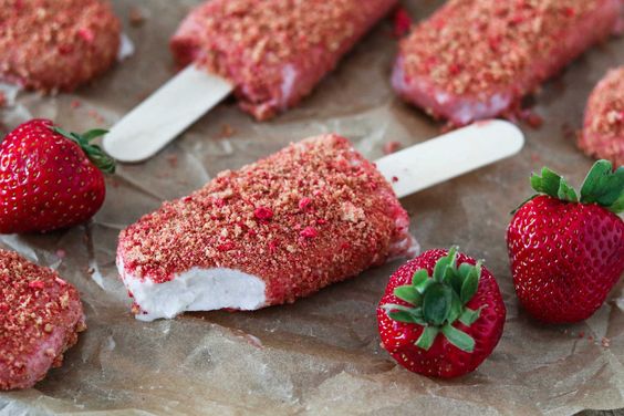 alt="Vegan Strawberry Shortcake Pops"